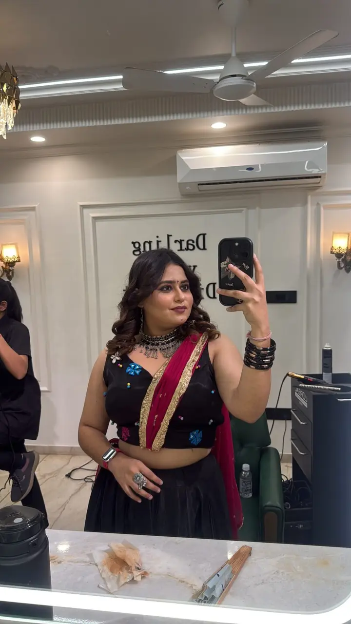 Dandiya nights are packed: India is twirling, dressing up, joking 💃